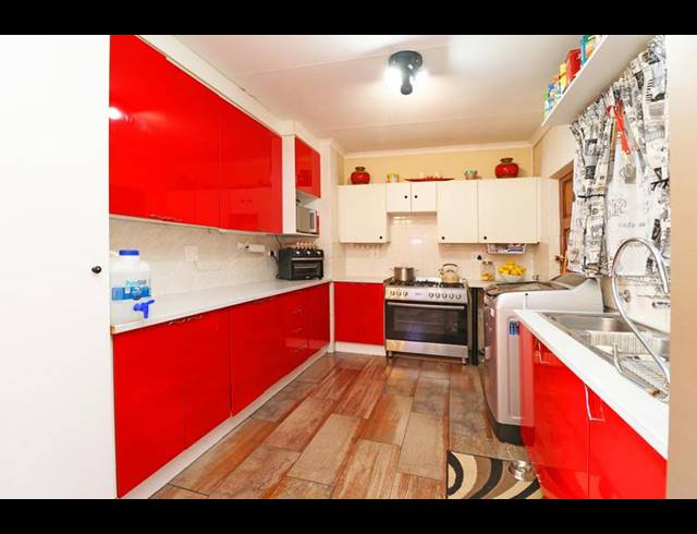 2 BEDROOM TOWNHOUSE FOR SALE IN ROODEKRANS